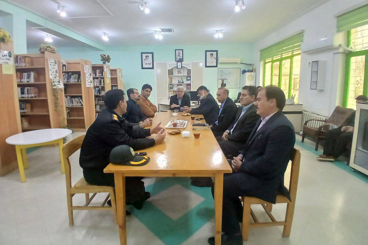 محفل ادبی «بهار مانشت» با محوریت شعر مادر در ایوان برگزار شد