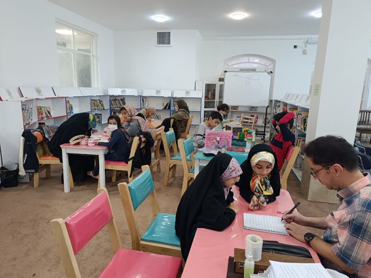 استقبال کودکان از برنامه‌های کتابخانه حضرت زهرا(س) شهر حمیدیا