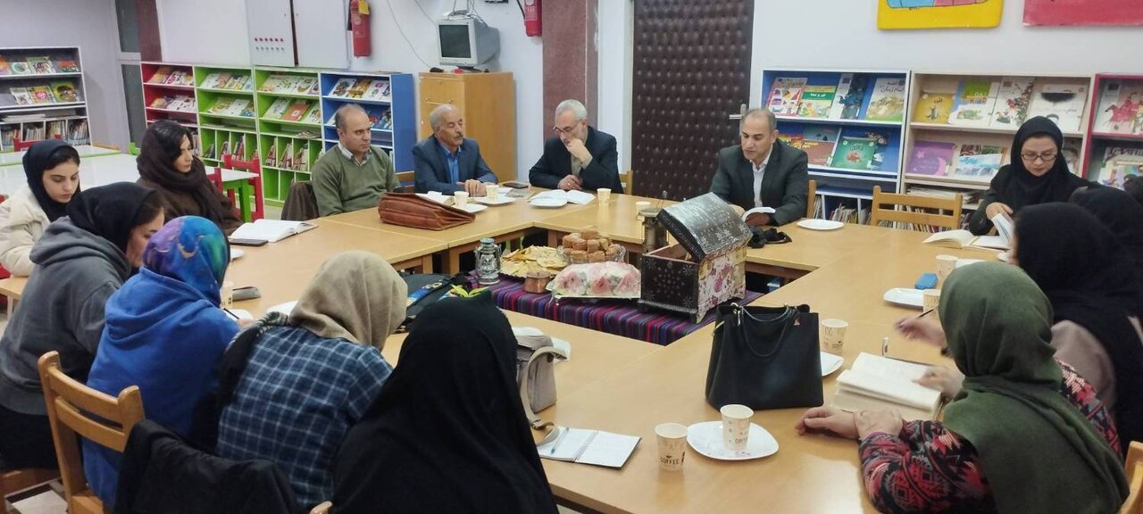 نشست شعرخوانی غزلیات حافظ در کتابخانه دانش زنجان برگزار شد