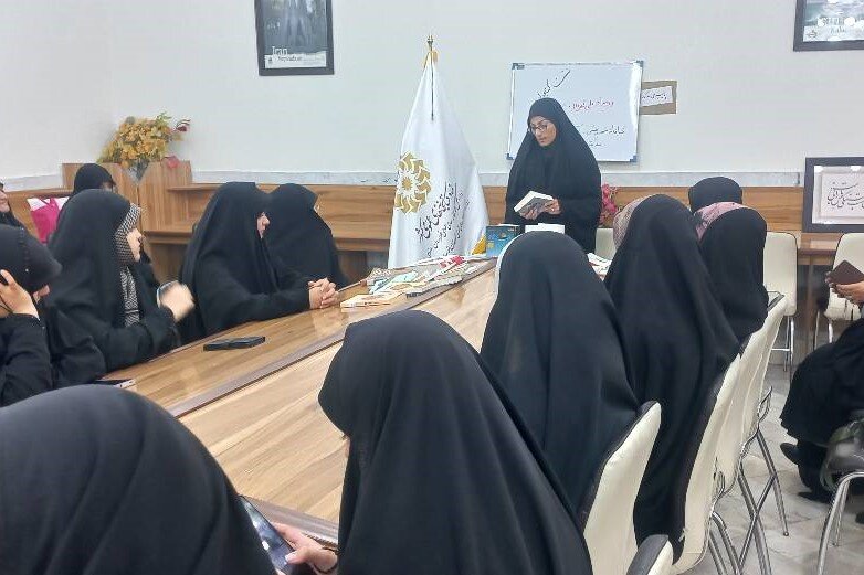 نشست معرفی کتاب‌های «رویداد ملی قهرمان» در کتابخانه شهید بهشتی تربت‌حیدریه