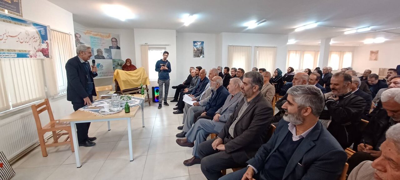 رونمایی کتاب تاکستان