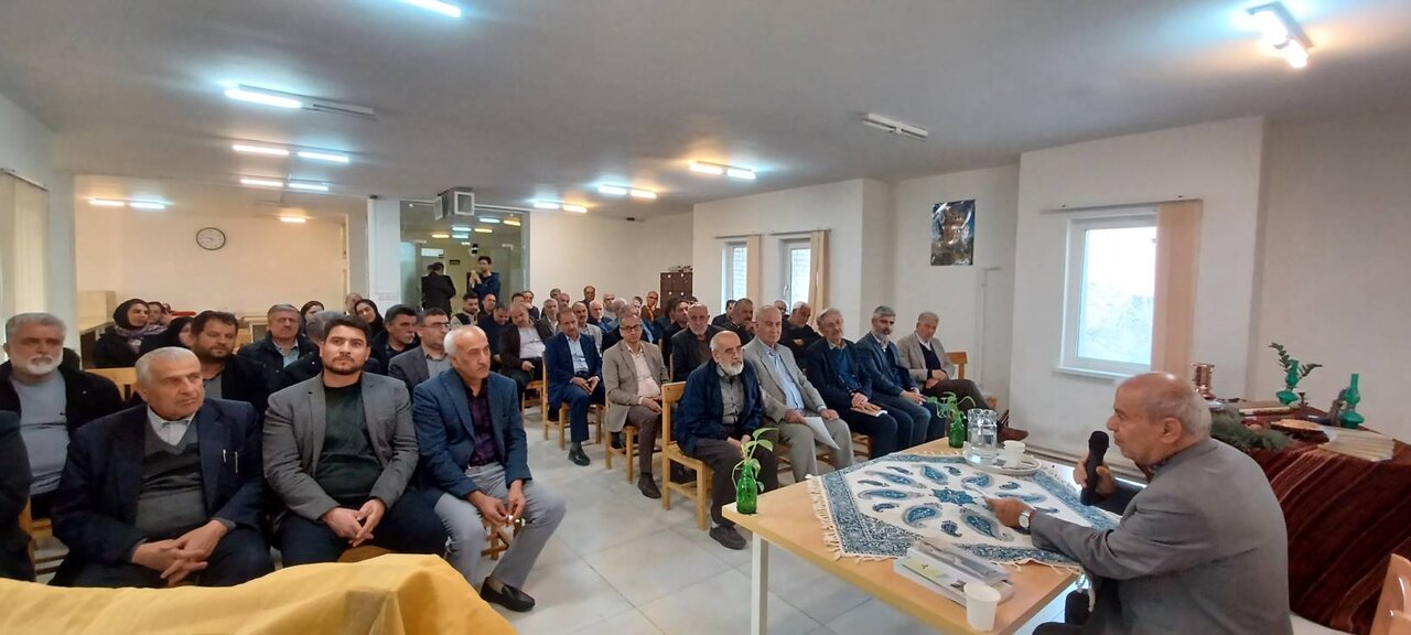 رونمایی کتاب تاکستان