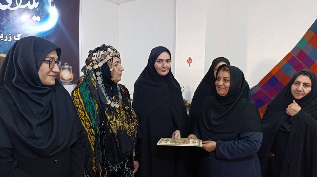 گردهمایی «مادران یلدایی» در سلسله؛ پاسداشت نور، دانایی و مادران شهید در بلندترین شب سال