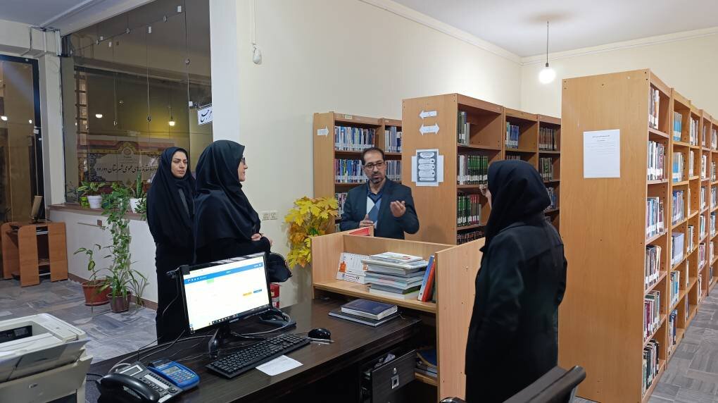بازدید مدیرکل کتابخانههای عمومی لرستان از کتابخانههای شهری و روستایی دورود
