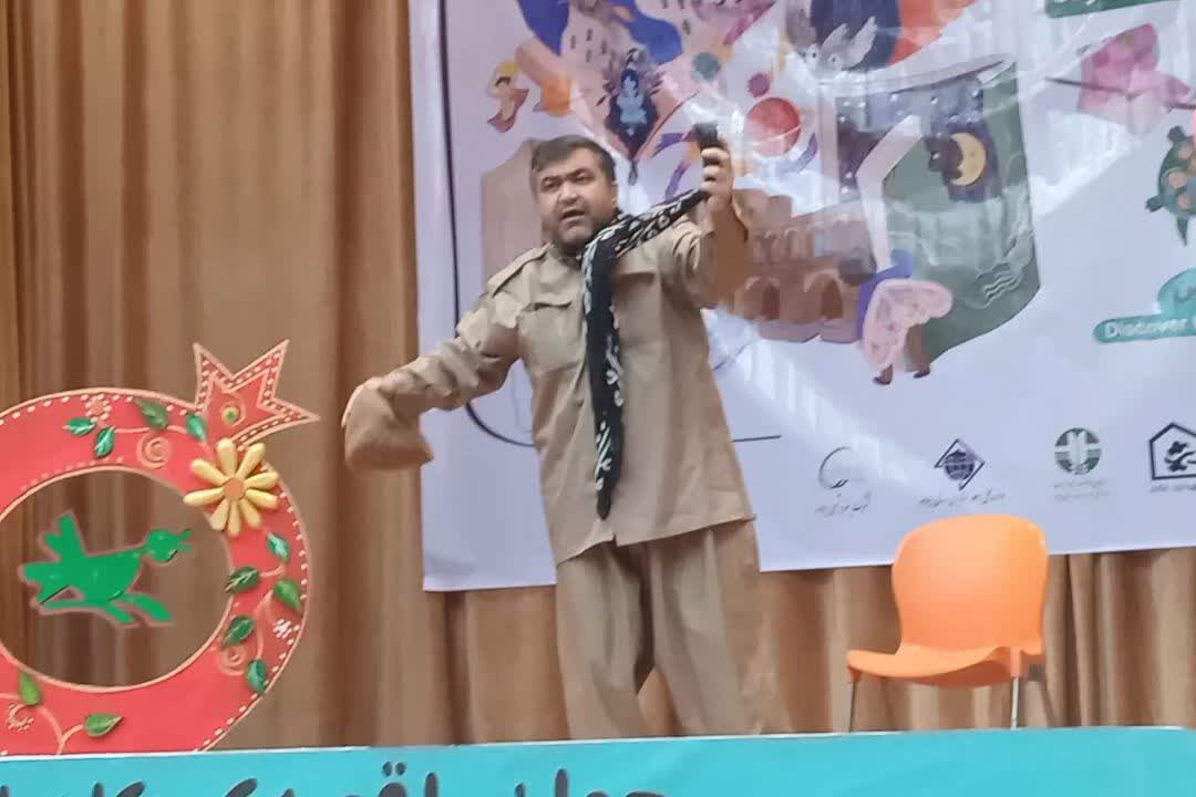 کتابدار کتابخانه عمومی سعدی، مقام نخست جشنواره قصهگویی استان ایلام را کسب کرد