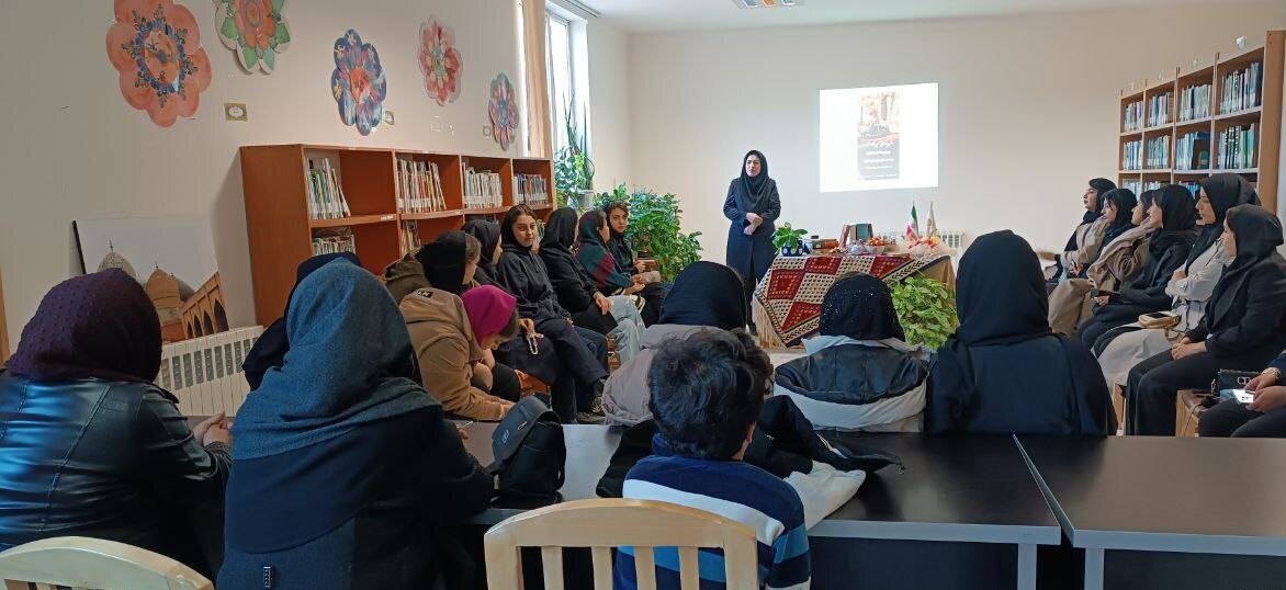 نشست ماهانه محفل ادبی بابونههای نمین در کتابخانه عمومی امامی نمین برگزار شد