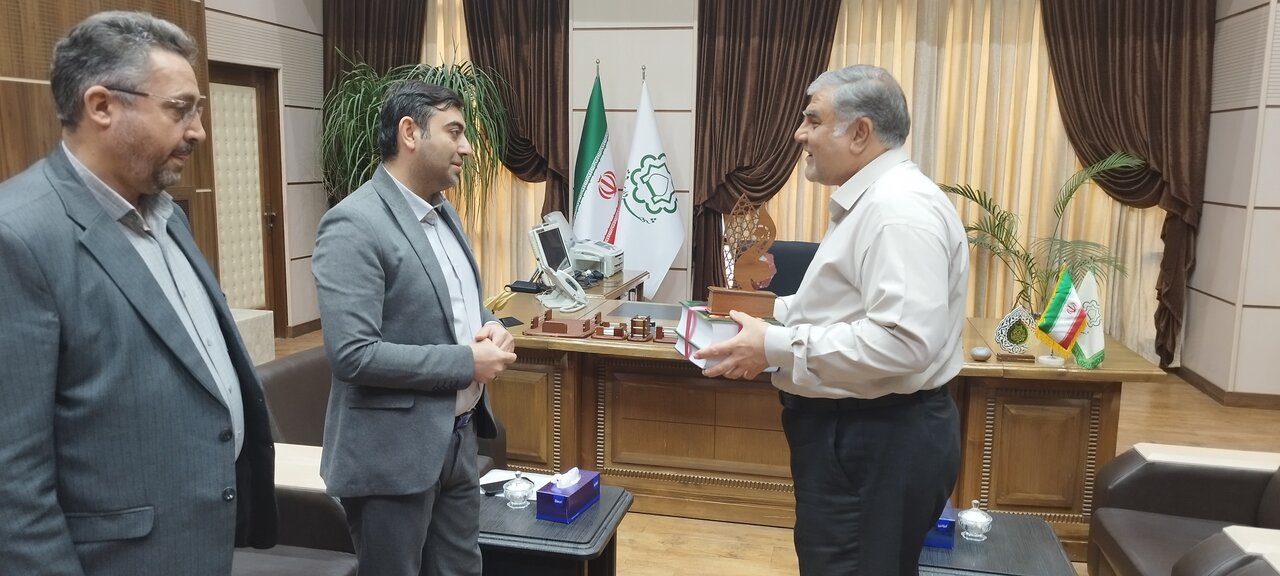 دیدار سرپرست اداره‌کل کتابخانه‌های عمومی با شهردار قم