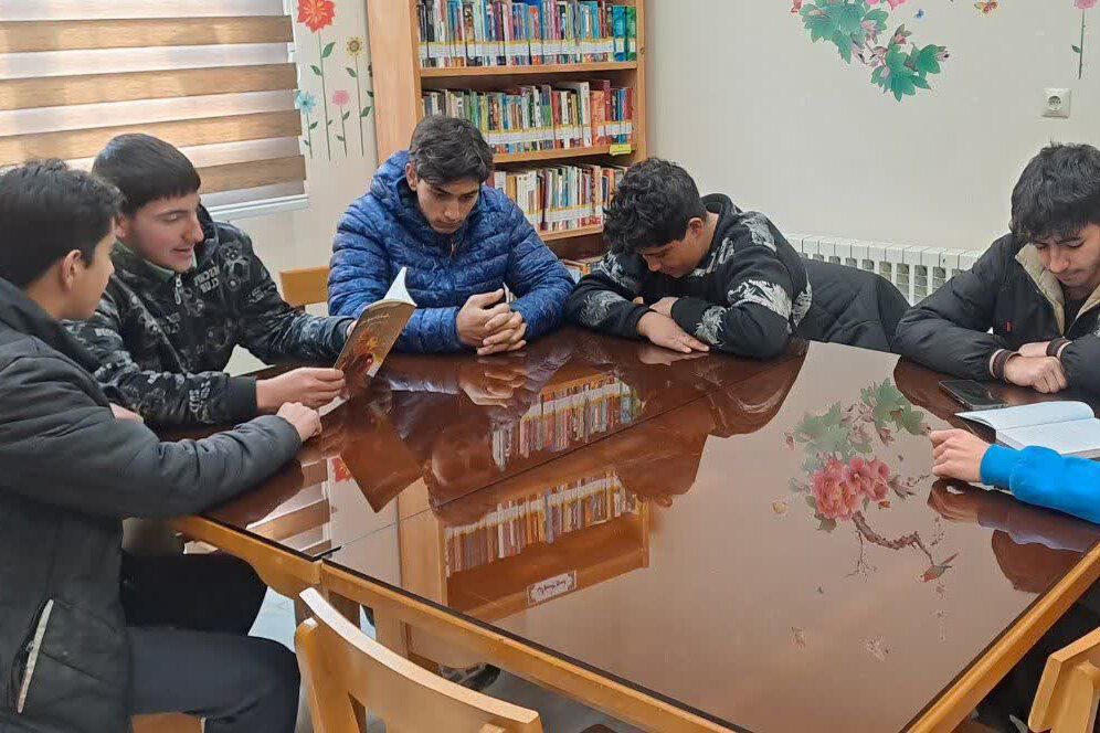 همنشینی با کتاب در آیین «یلداخوانی» کتابخانه‌های استان مرکزی