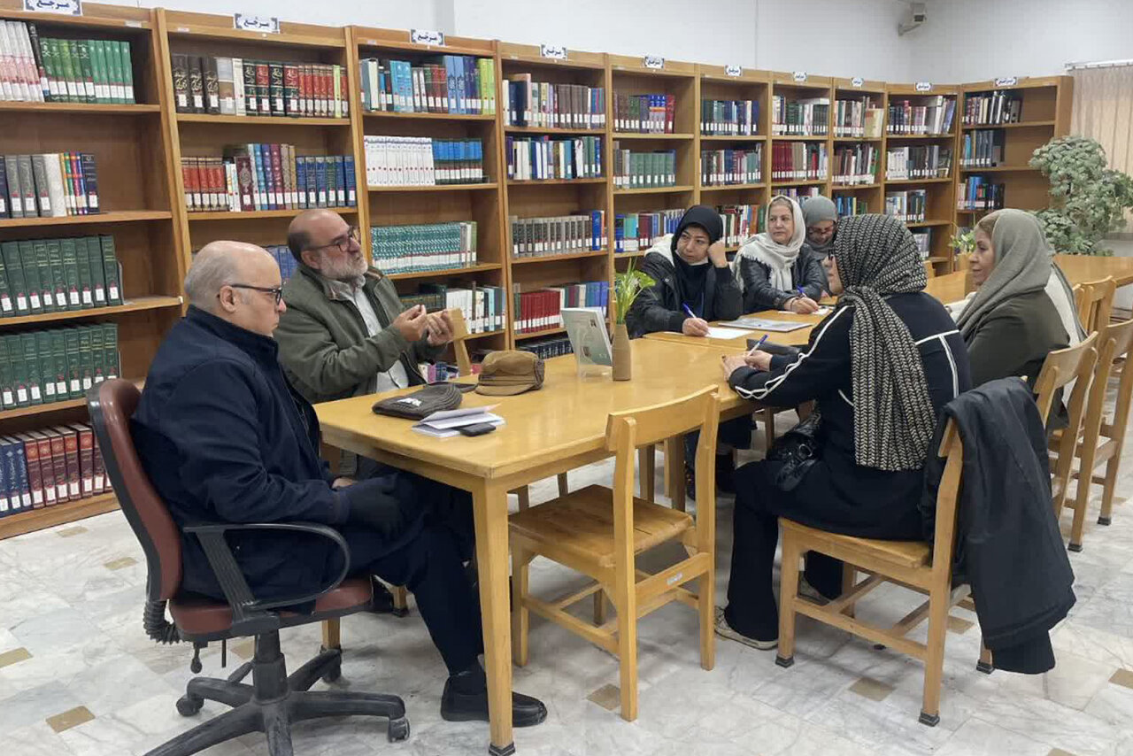 همنشینی با کتاب در آیین «یلداخوانی» کتابخانه‌های استان مرکزی