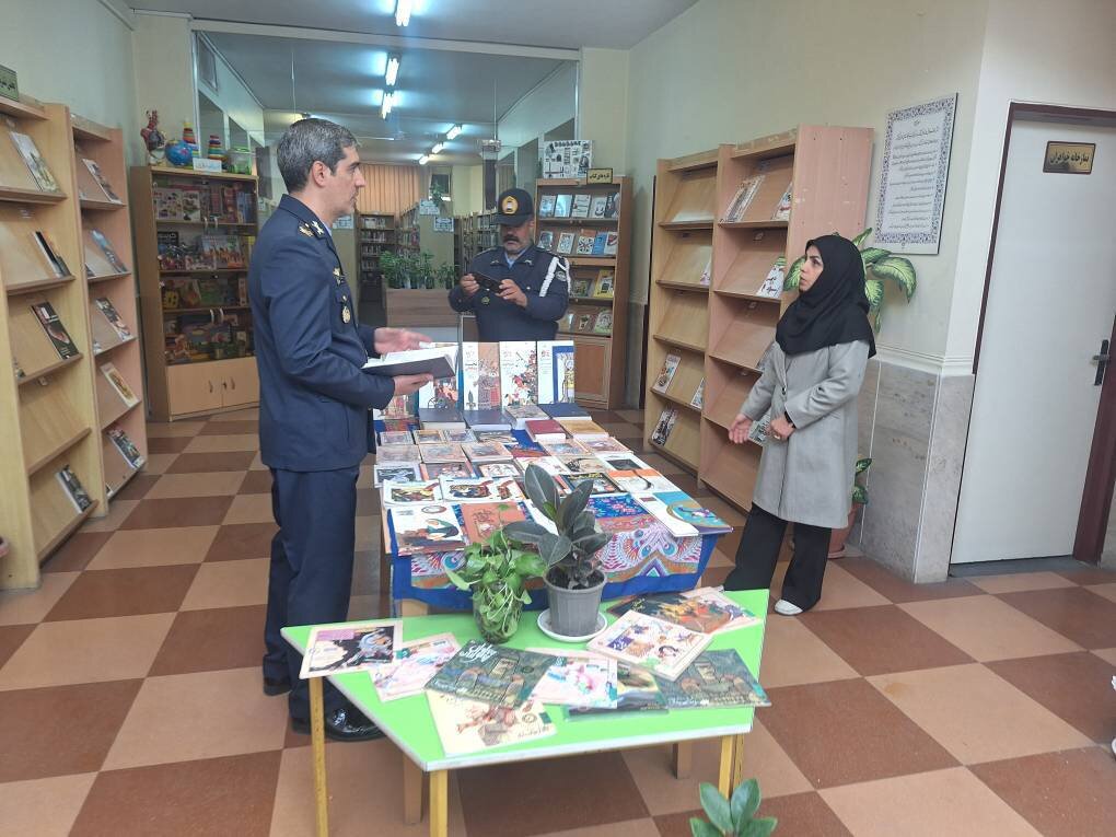 بازدید سرزده فرمانده پایگاه یکم شکاری مهرآباد از کتابخانه شهرک توحید تهران