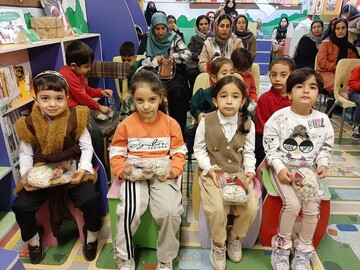 جشن یلدای کودکی در کتابخانه عمومی امام باقر (ع)