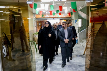 بازدید از کتابخانه ایت الله خامنه ای