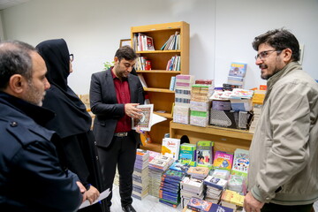 بازدید از کتابخانه ایت الله خامنه ای