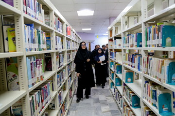 بازدید از کتابخانه ایت الله خامنه ای