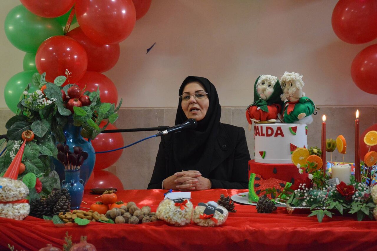 یلداخوانی کودکانه با محوریت کتاب و خانواده در کتابخانه آیتالله خامنهای کرمانشاه