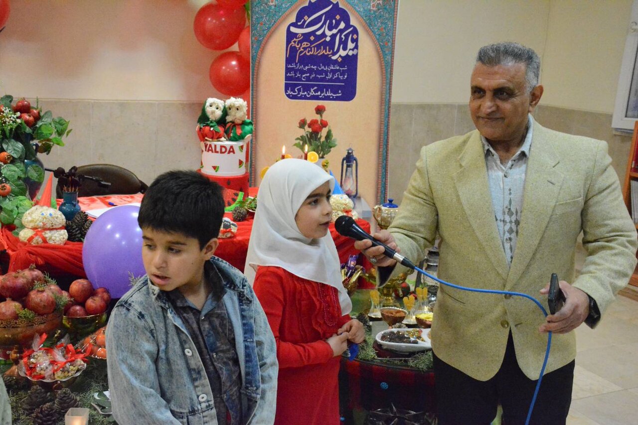 یلداخوانی کودکانه با محوریت کتاب و خانواده در کتابخانه آیت‌الله خامنه‌ای کرمانشاه
