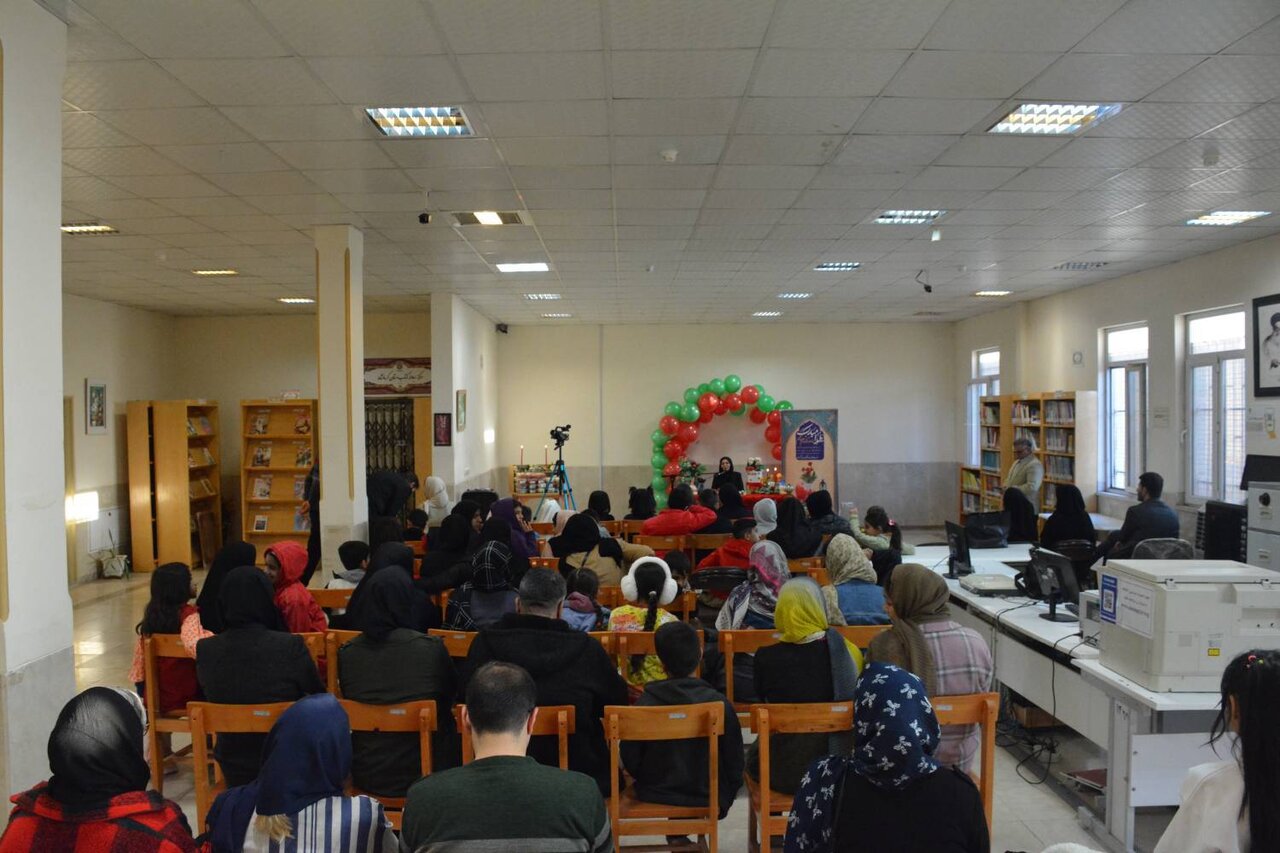 یلداخوانی کودکانه با محوریت کتاب و خانواده در کتابخانه آیتالله خامنهای کرمانشاه