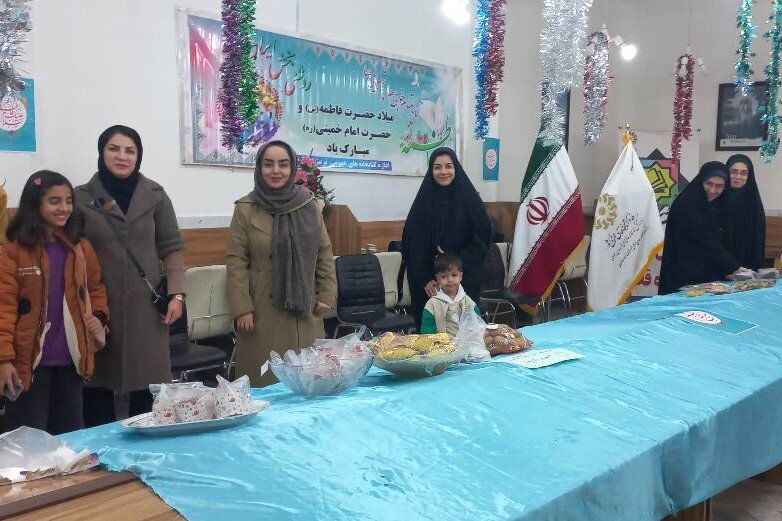 بازارچه «شیرینیپزی» در کتابخانه عمومی شهید بهشتی تربتحیدریه