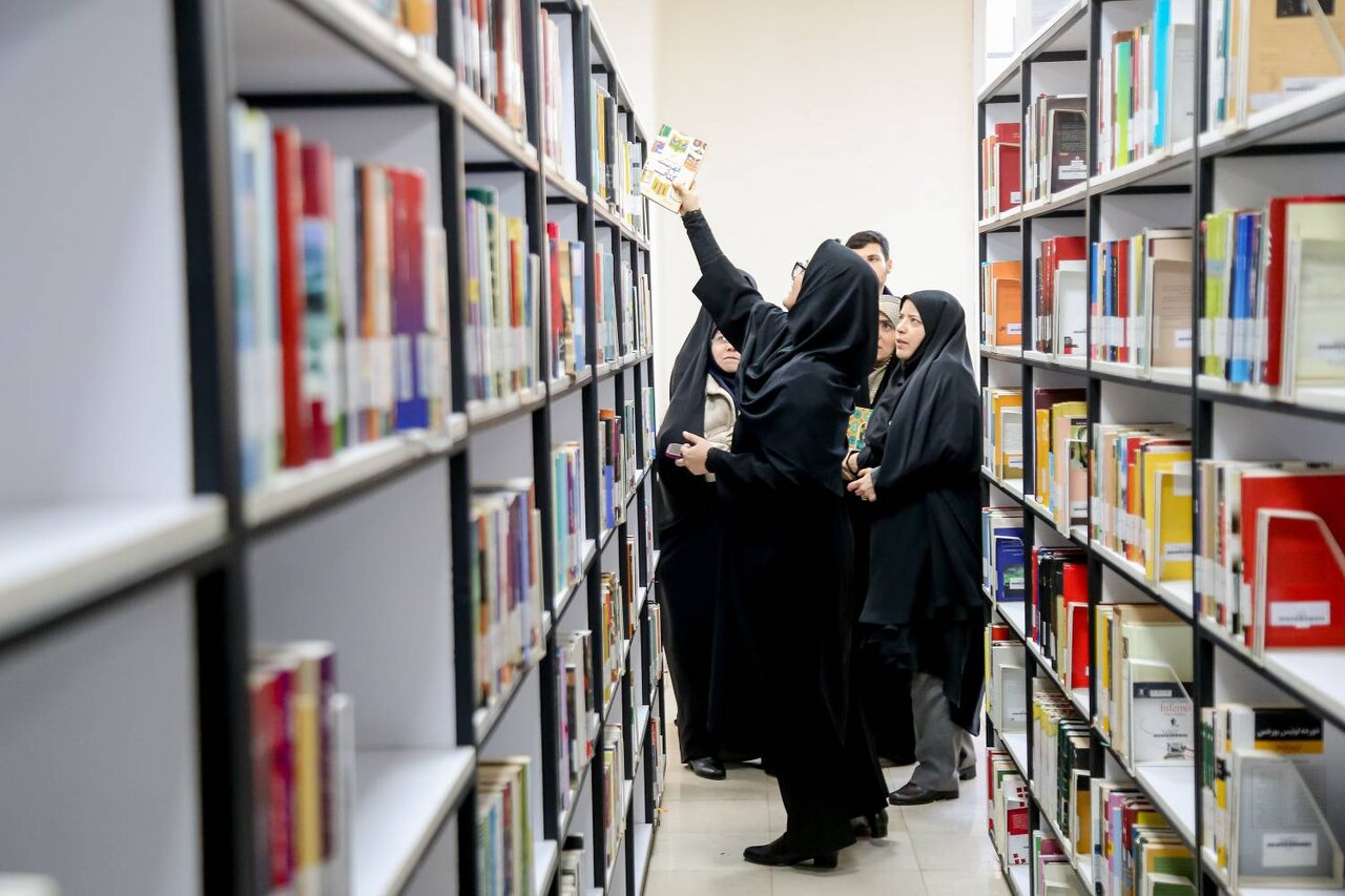 بازدید دبیرکل نهاد کتابخانه‌های عمومی کشور از کتابخانه مرکزی قم