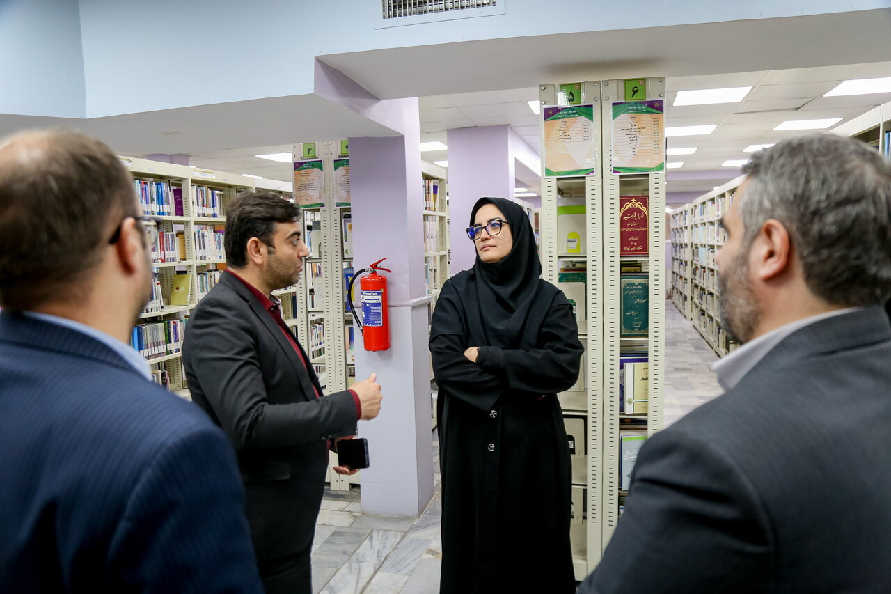 بازدید دبیرکل نهاد کتابخانه‌های عمومی کشور از کتابخانه آیت‌الله خامنه‌ای قم