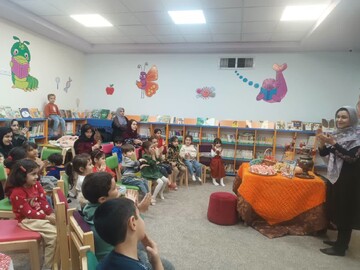 جشن یلدای کودکانه در قلب قدیمی‌ترین کتابخانه شهرستان اردکان