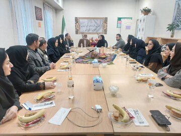 نشست صمیمی مدیر کل کتابخانه های عمومی استان تهران با کتابداران پردیس