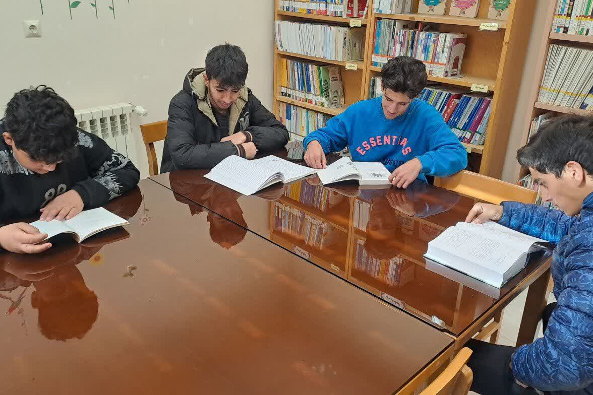 کتابخوانی به بلندای یلدا در کتابخانه‌های عمومی استان مرکزی