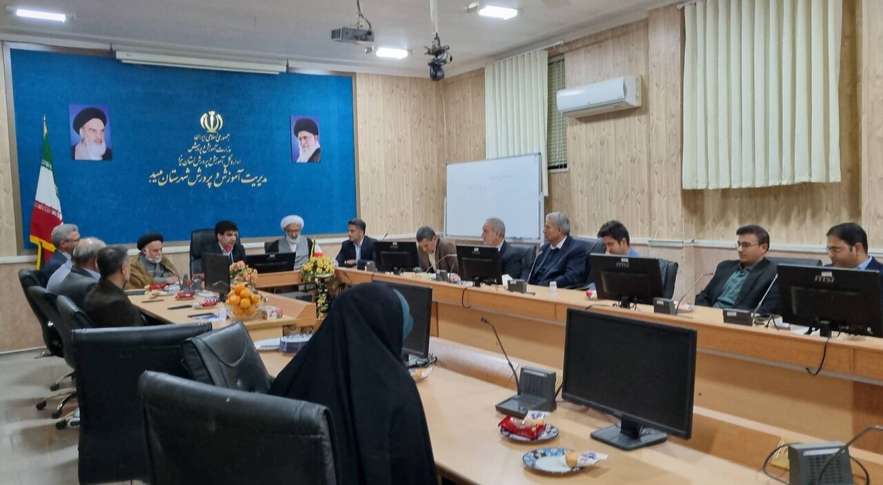 نشست هم‌اندیشی ترویج کتابخوانی در میبد؛ مسئولان و فرهنگیان دست به دست هم دادند