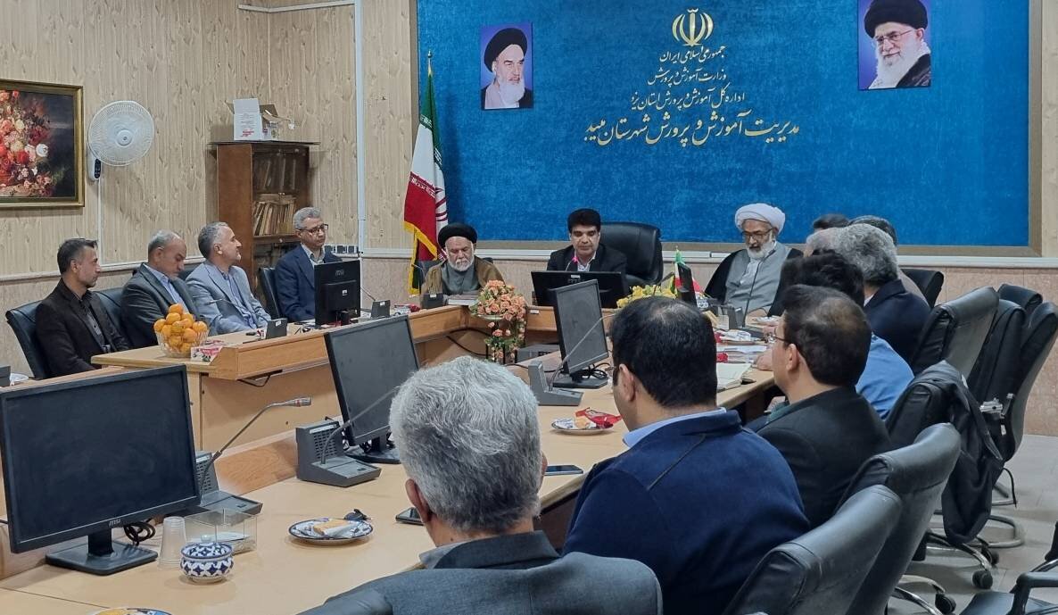 نشست هم‌اندیشی ترویج کتابخوانی در میبد؛ مسئولان و فرهنگیان دست به دست هم دادند