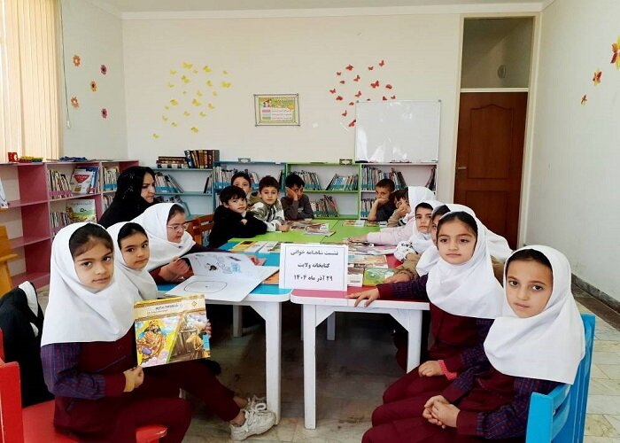 کتابداران شهرستان کوثر با اجرای برنامه قصهگویی و کتابخوانی به استقبال شب یلدا رفتند