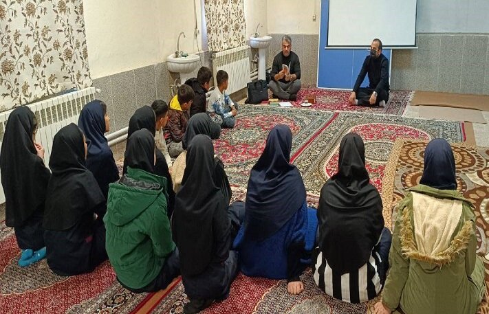 کتابداران شهرستان کوثر با اجرای برنامه قصهگویی و کتابخوانی به استقبال شب یلدا رفتند