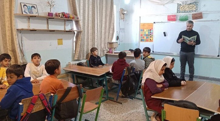 کتابداران شهرستان کوثر با اجرای برنامه قصهگویی و کتابخوانی به استقبال شب یلدا رفتند