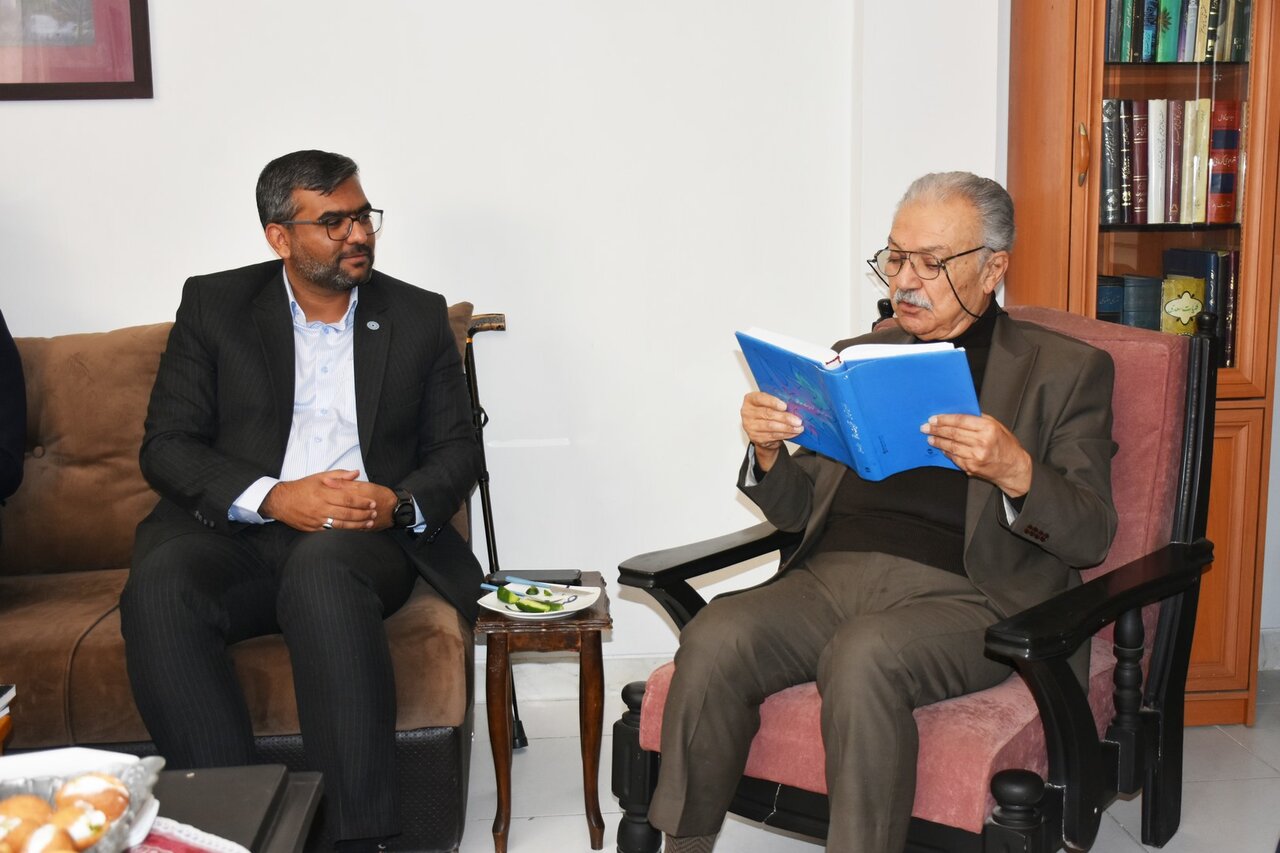 کتابدار پیشکسوت شیراز در نخستین دیدار «فرصت سپاس» تجلیل شد