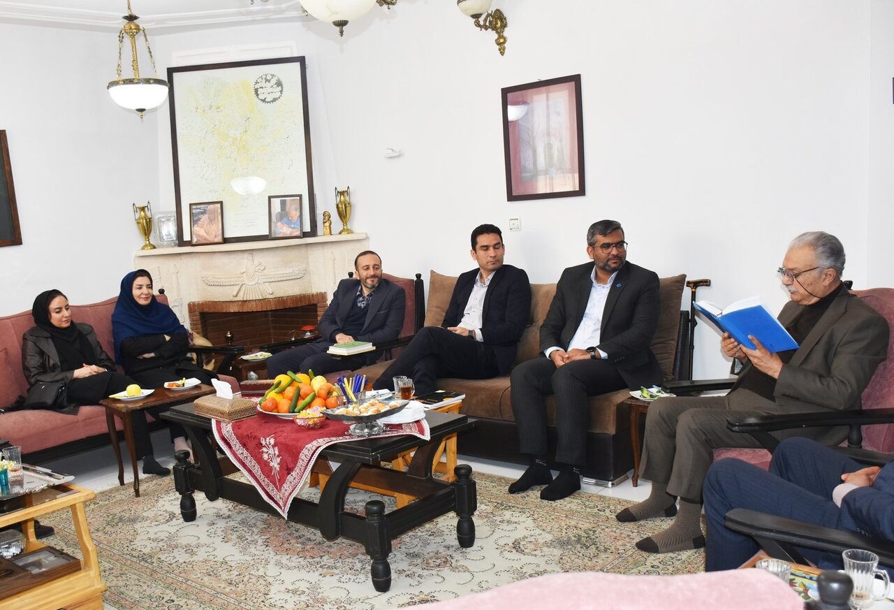 کتابدار پیشکسوت شیراز در نخستین دیدار «فرصت سپاس» تجلیل شد