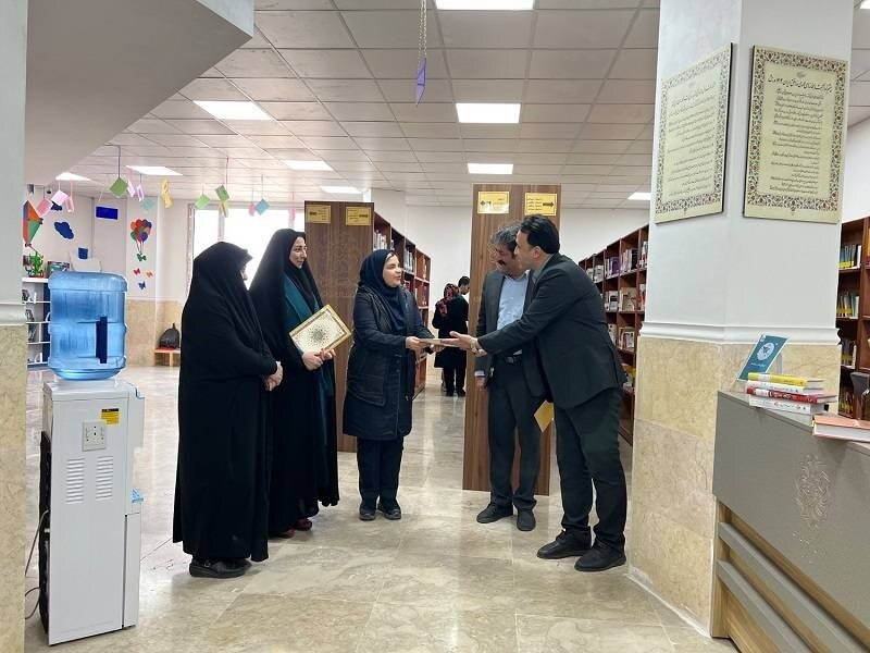 تقدیر از رئیس اداره کتابخانههای عمومی شهرستان ملارد و مسئول کتابخانه شهدای اقتدار