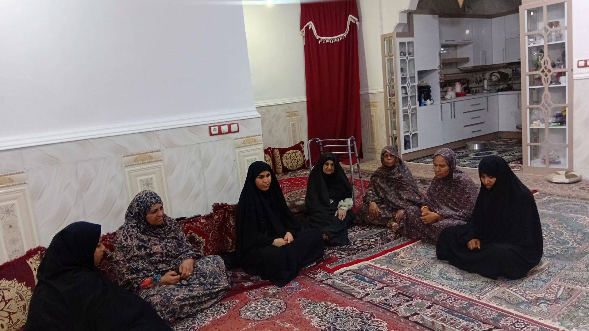 کتابداران و اعضای کتابخانههای عمومی هرمزگان با مادران شهدا دیدار کردند