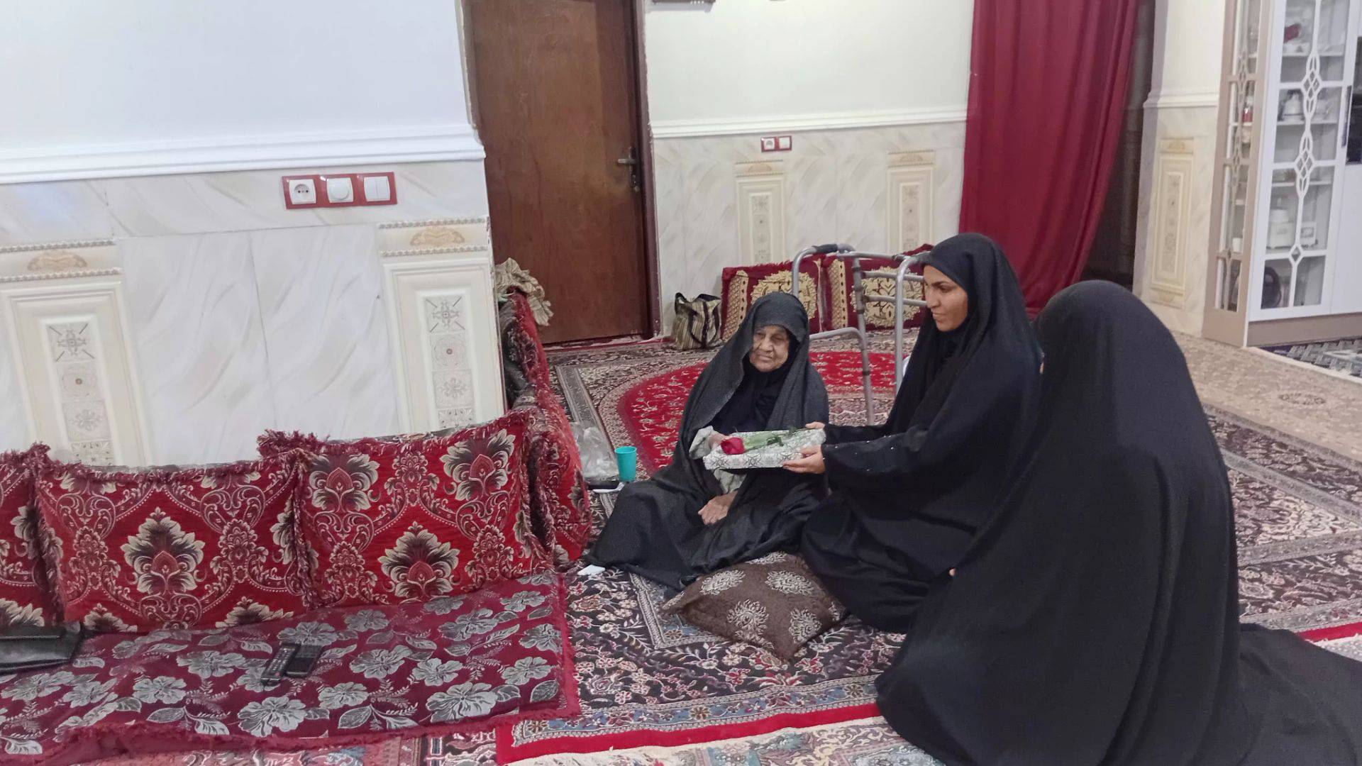 کتابداران و اعضای کتابخانه‌های عمومی هرمزگان با مادران شهدا دیدار کردند