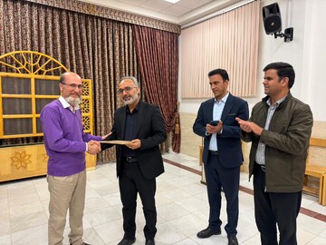 رونمایی از پنج اثر شاخص شعر فارسی به زبان کردی در یزد