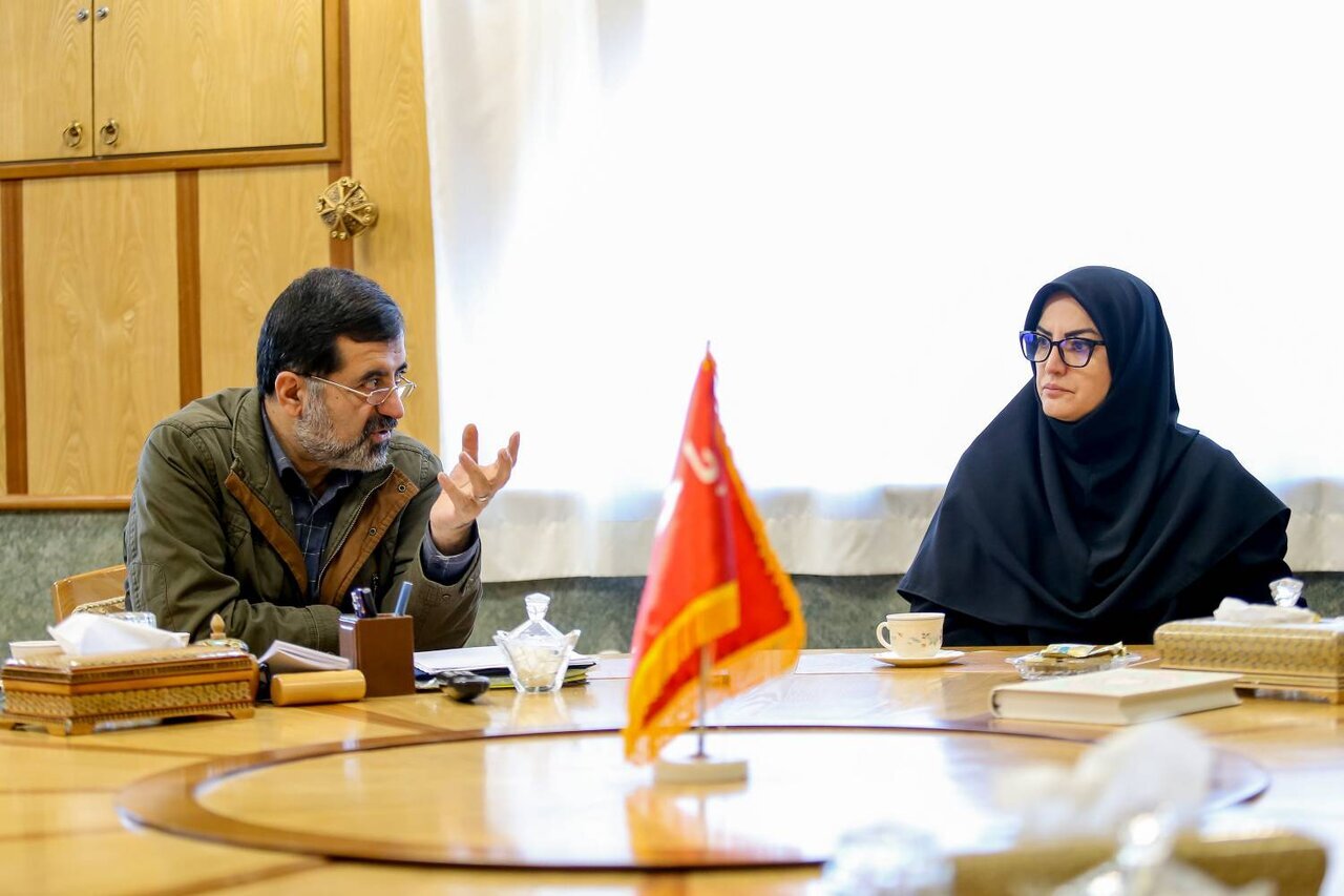 بازدید از کتابخانههای مرکزی و آیتالله خامنهای قم / دیدار با خانواده شهید دخانچی