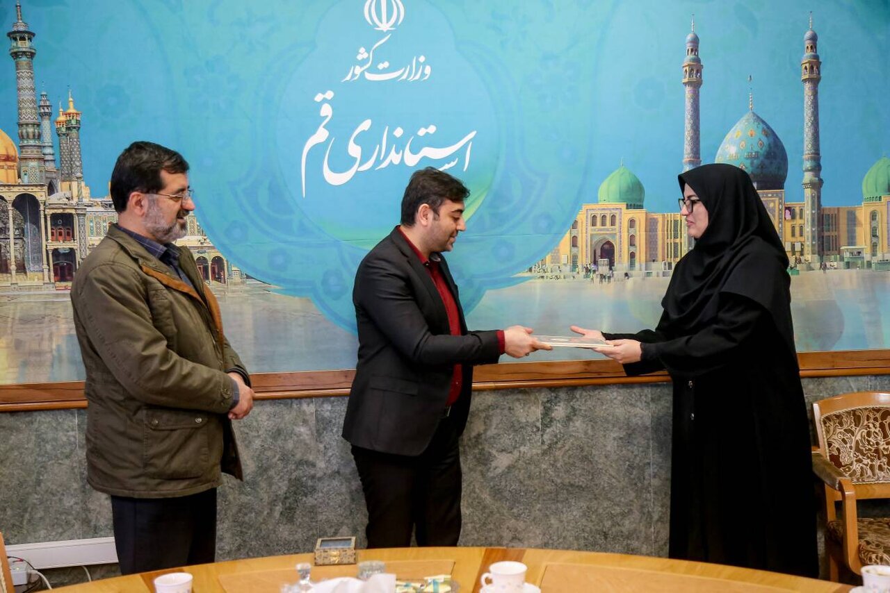 بازدید از کتابخانه‌های مرکزی و آیت‌الله خامنه‌ای قم / دیدار با خانواده شهید دخانچی