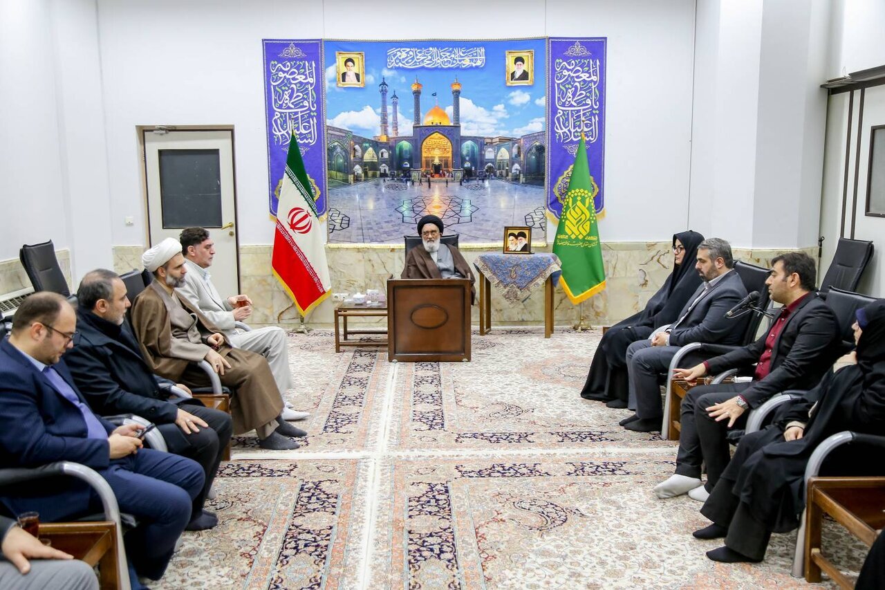 بازدید از کتابخانه‌های مرکزی و آیت‌الله خامنه‌ای قم / دیدار با خانواده شهید دخانچی