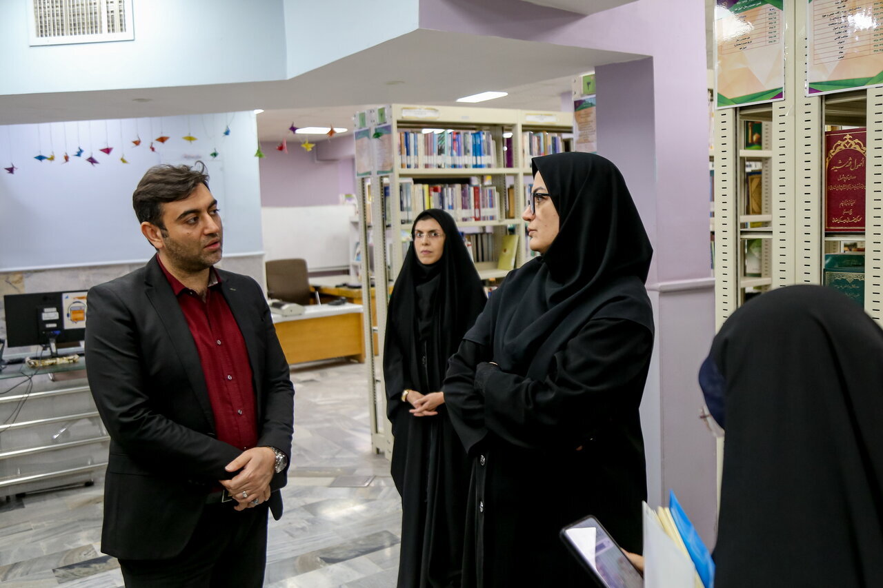 بازدید از کتابخانه‌های مرکزی و آیت‌الله خامنه‌ای قم / دیدار با خانواده شهید دخانچی