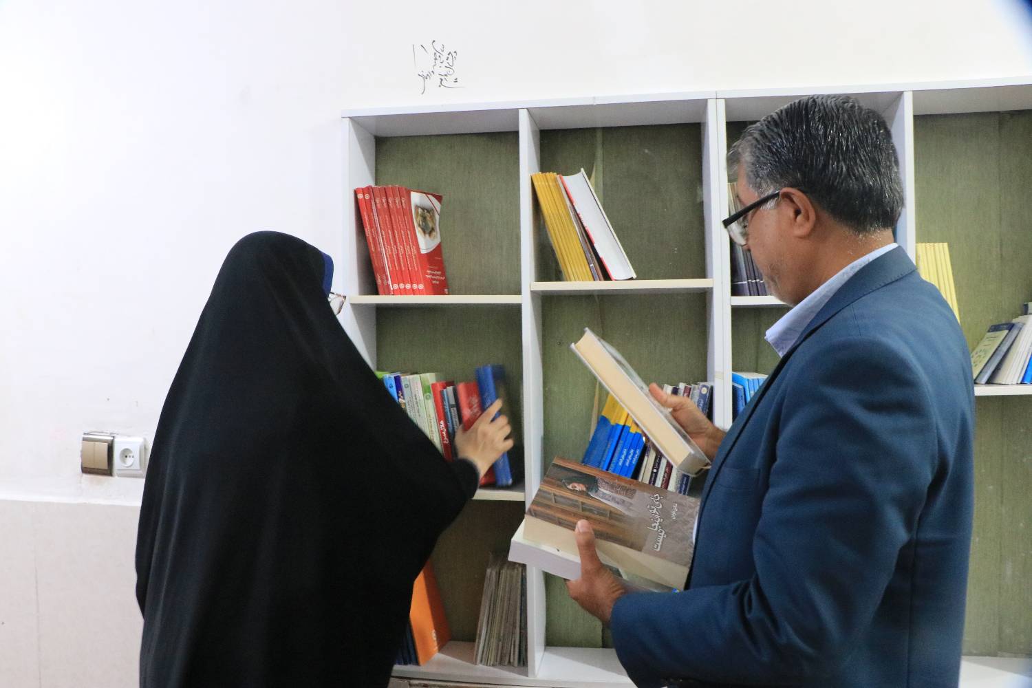 تلاش برای توانمندسازی بانوان با اهدای کتاب به کمپ ترک اعتیاد بندرعباس