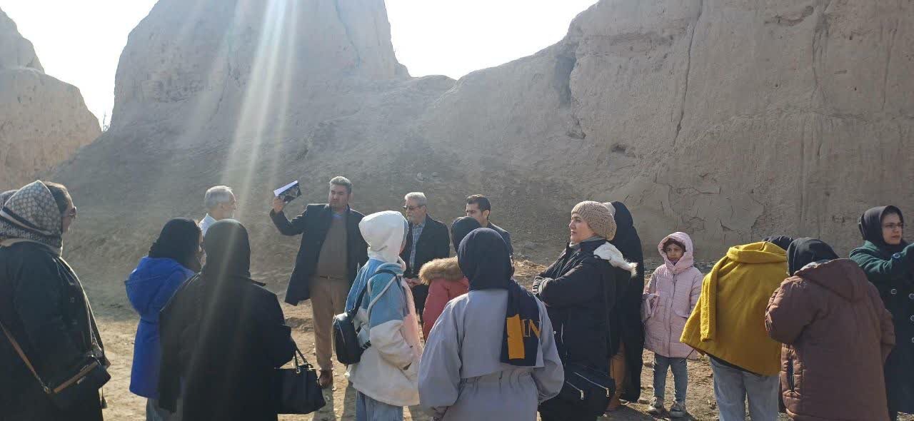 بازدید بهیاد ماندنی از قلعه تاریخی ایرج با حضور اعضای شاهنامهخوان کتابخانه ۱۵خرداد پیشوا