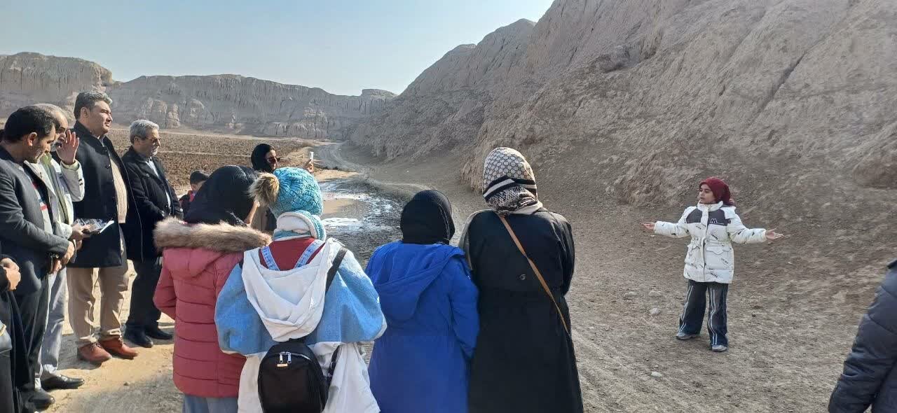 بازدید بهیاد ماندنی از قلعه تاریخی ایرج با حضور اعضای شاهنامهخوان کتابخانه ۱۵خرداد پیشوا