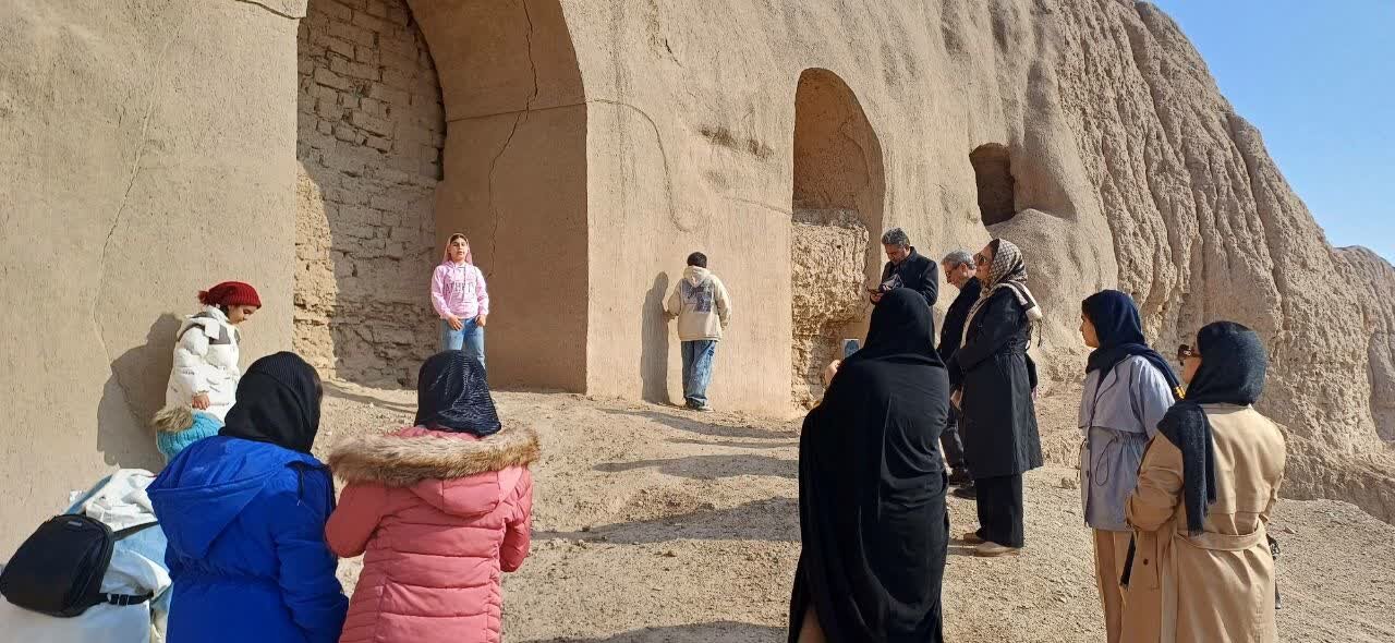 بازدید بهیاد ماندنی از قلعه تاریخی ایرج با حضور اعضای شاهنامهخوان کتابخانه ۱۵خرداد پیشوا