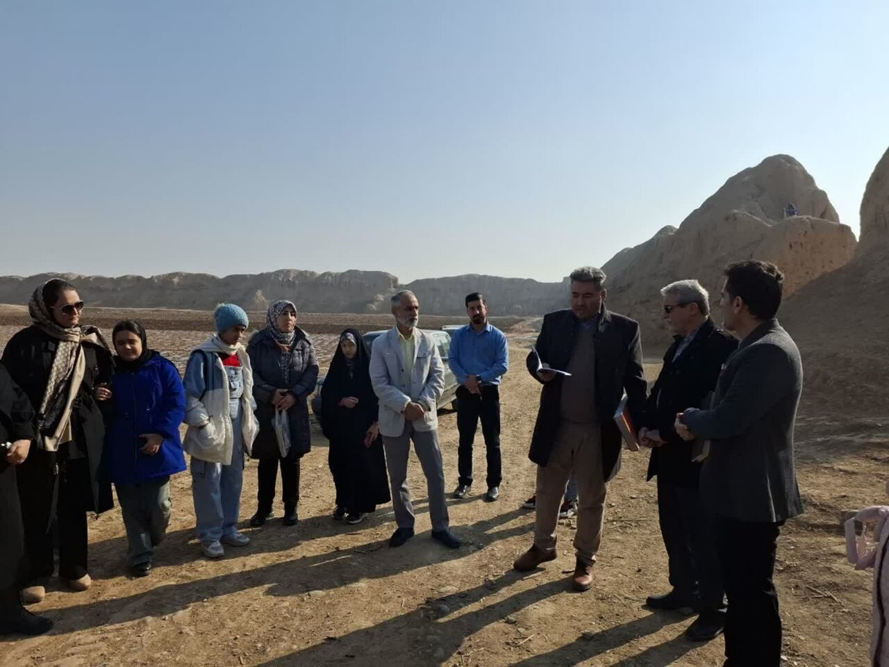 بازدید بهیاد ماندنی از قلعه تاریخی ایرج با حضور اعضای شاهنامهخوان کتابخانه ۱۵خرداد پیشوا