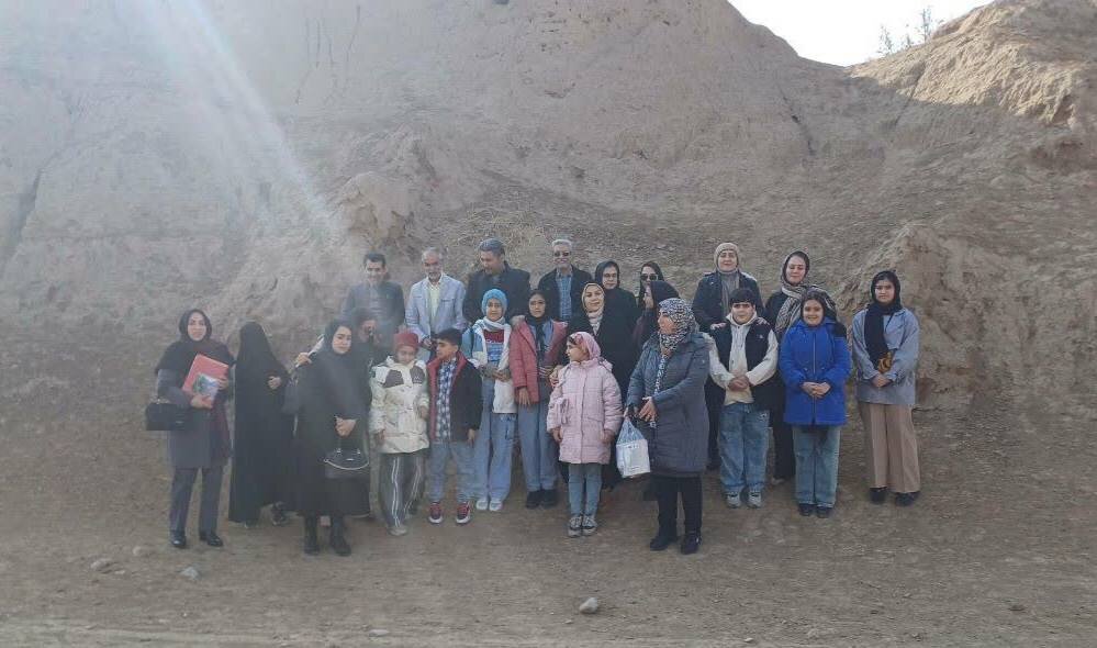 بازدید بهیاد ماندنی از قلعه تاریخی ایرج با حضور اعضای شاهنامهخوان کتابخانه ۱۵خرداد پیشوا