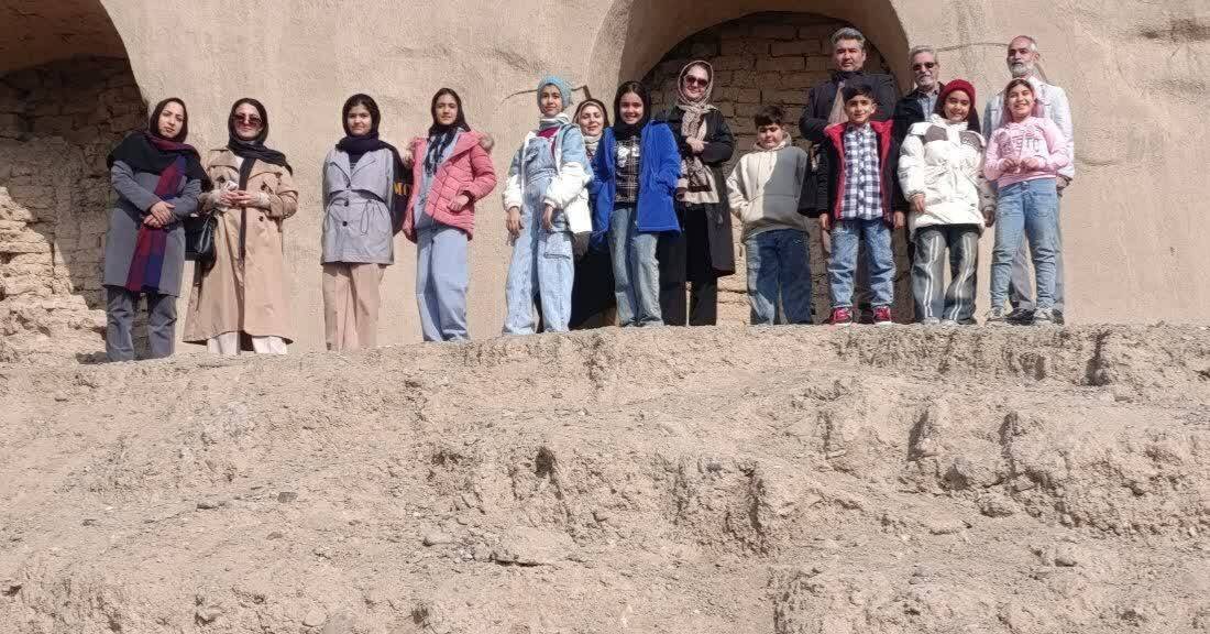 بازدید بهیاد ماندنی از قلعه تاریخی ایرج با حضور اعضای شاهنامهخوان کتابخانه ۱۵خرداد پیشوا