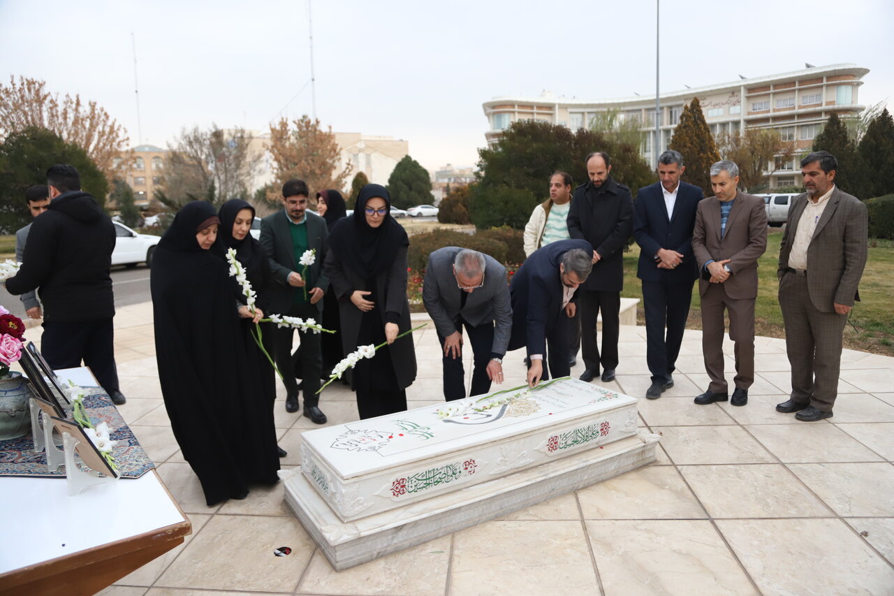 حضور دبیرکل نهاد بر مزار شهید گمنام در قزوین